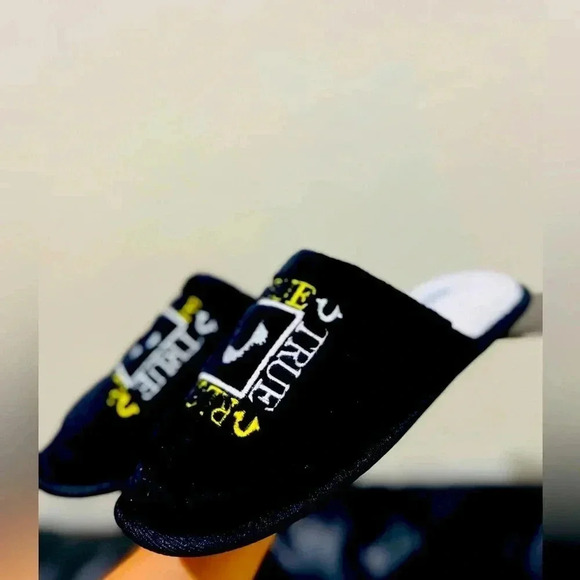 True Religion brand new mens Slippers Medium new - Picture 1 of 6